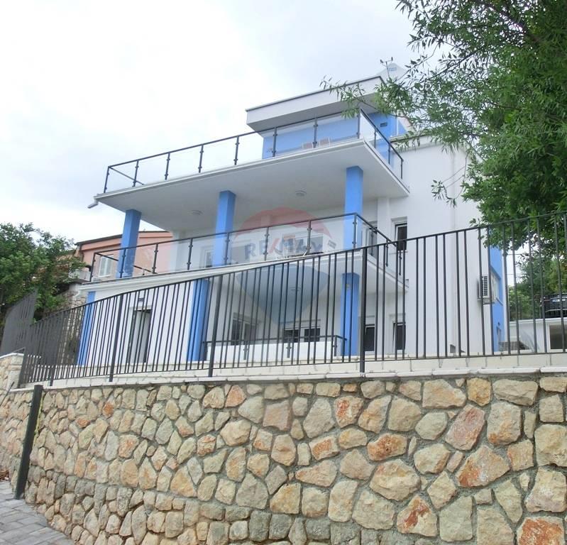 House Novi Vinodolski, 300m2, house, square size 300m2