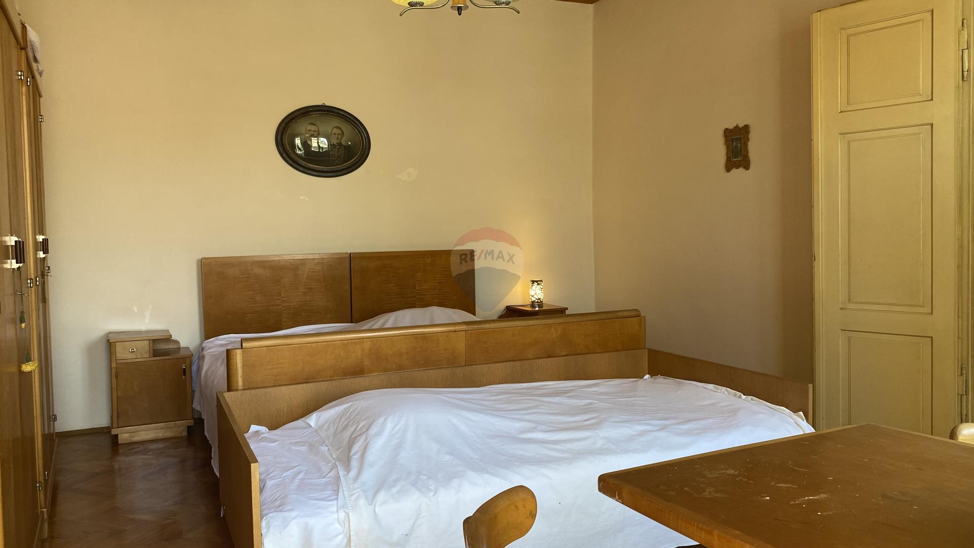 Novi Vinodolski, Centar, kuća, 130 m2