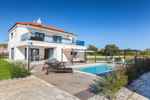 Istra,Krnica-kuća s bazenom i velikom okućnicom-najam