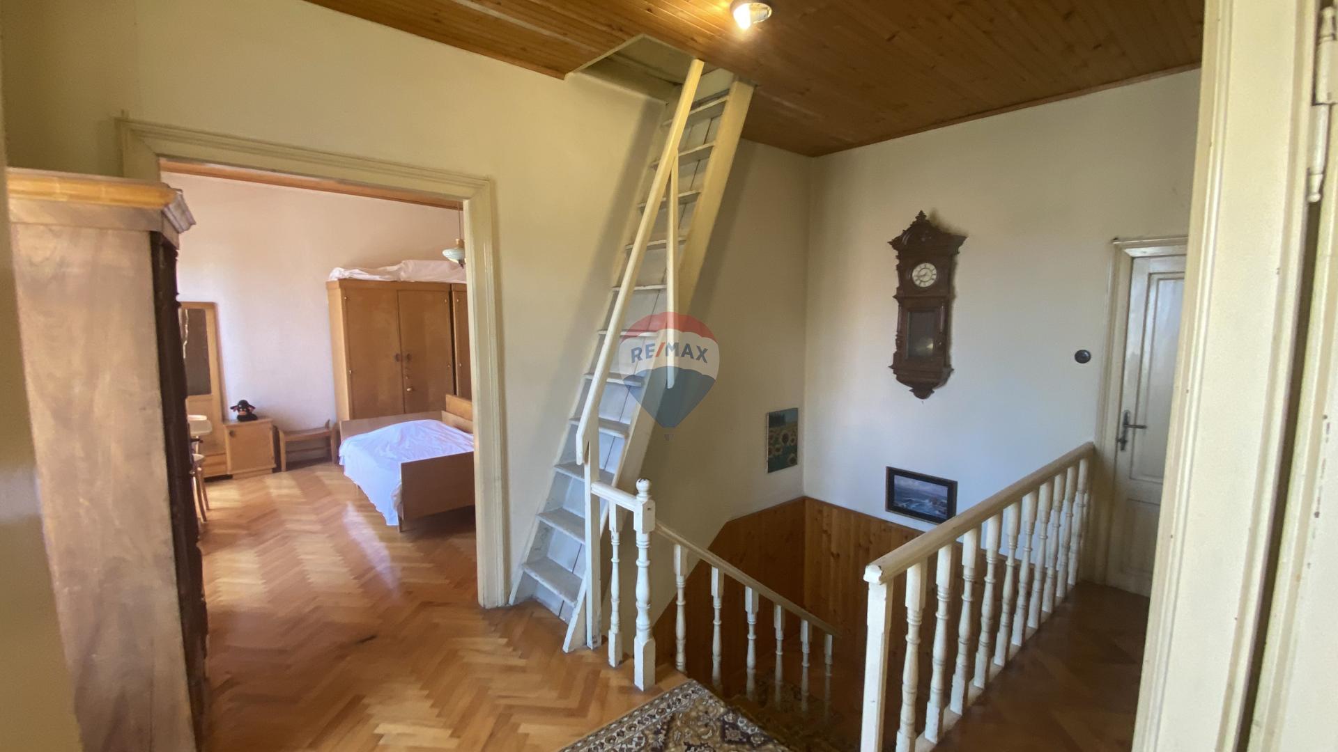 Novi Vinodolski, Centar, kuća, 130 m2