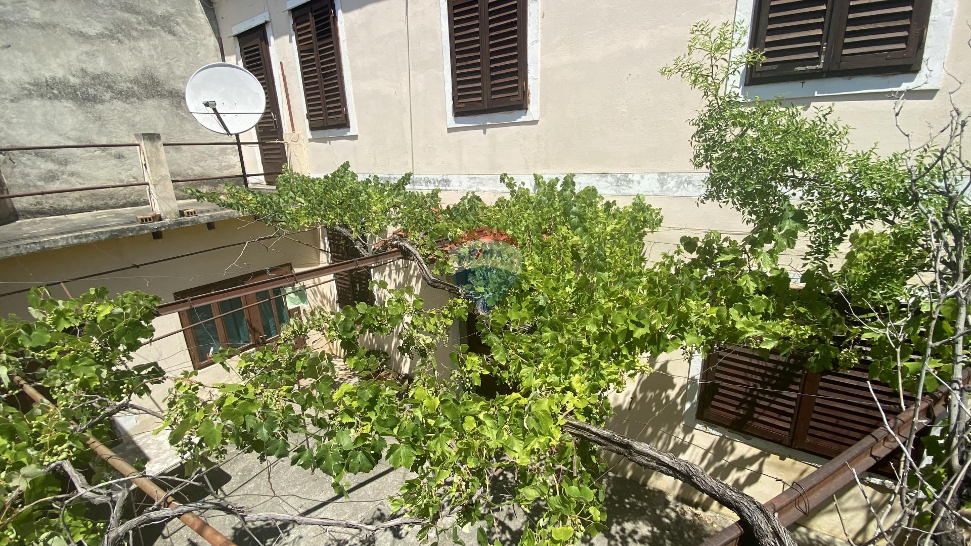 Novi Vinodolski, Centar, kuća, 130 m2