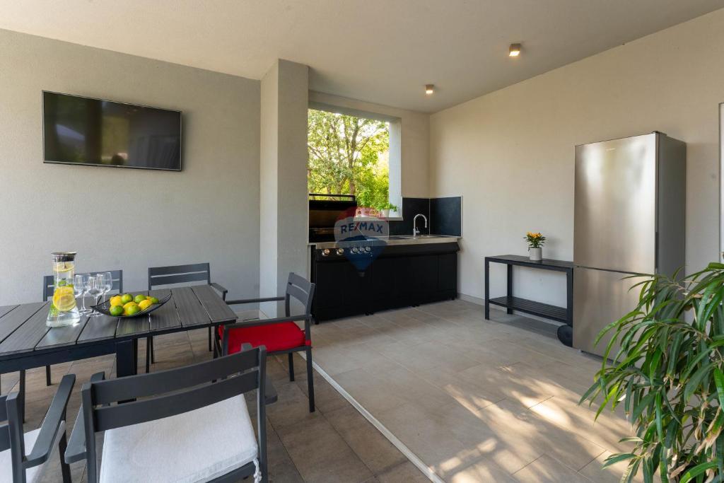 Istra,Medulin-velika moderna vila s bazenom