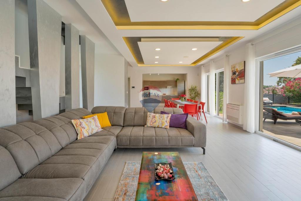 Istra,Medulin-velika moderna vila s bazenom