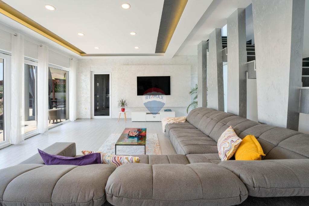 Istra,Medulin-velika moderna vila s bazenom