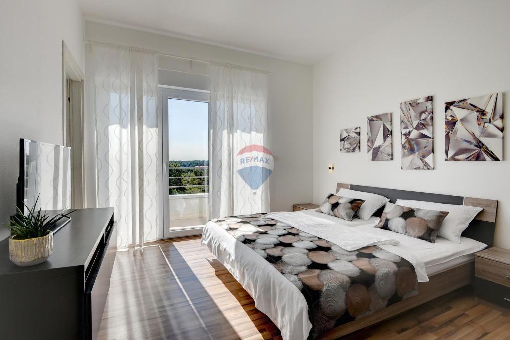 Istra,Medulin-velika moderna vila s bazenom