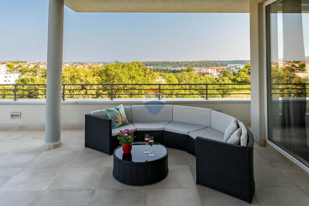 Istra,Medulin-velika moderna vila s bazenom