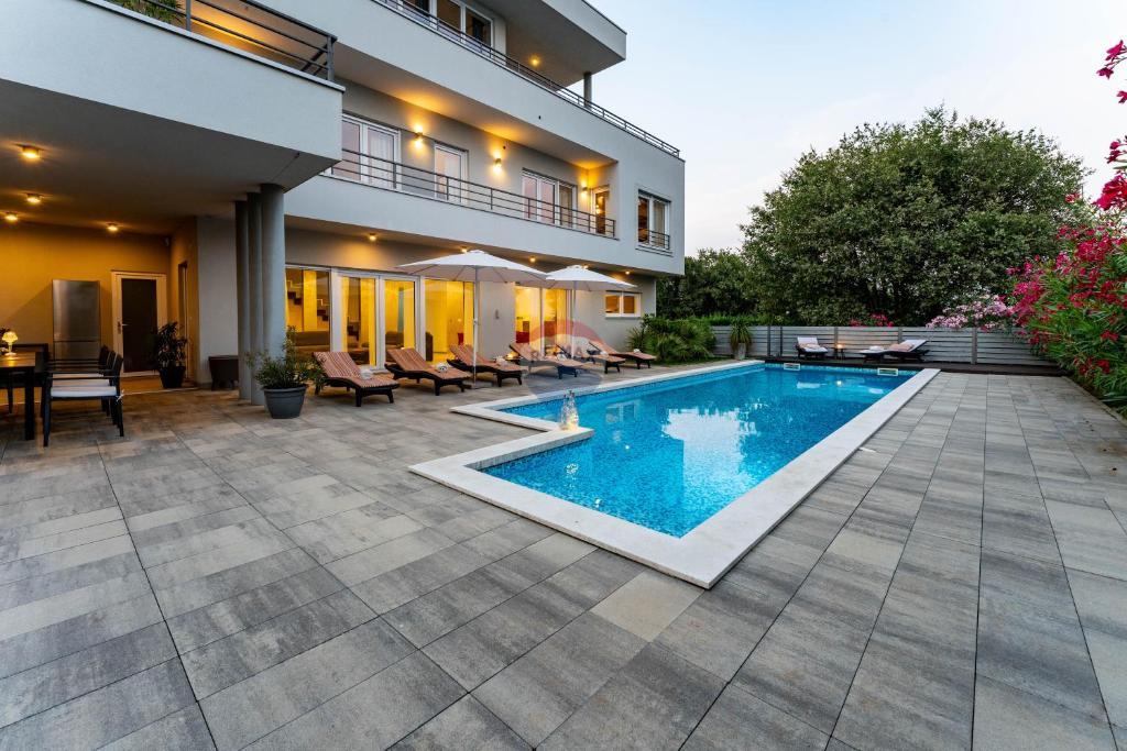 Istra,Medulin-velika moderna vila s bazenom