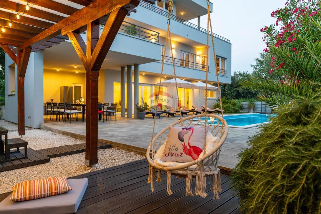 Istra,Medulin-velika moderna vila s bazenom