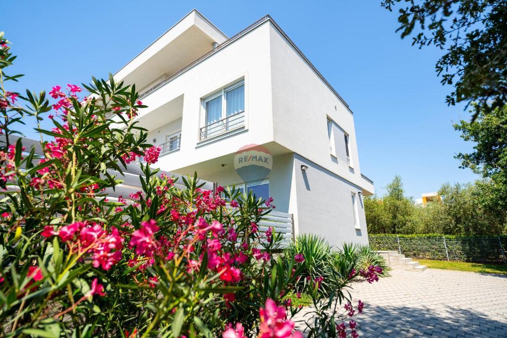 Istra,Medulin-velika moderna vila s bazenom