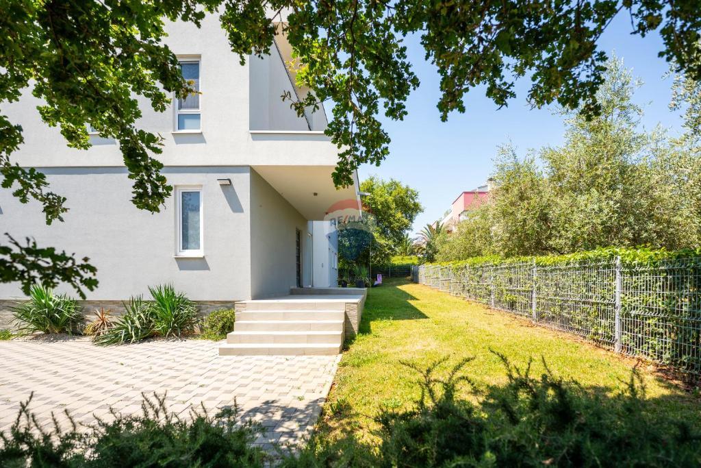 Istra,Medulin-velika moderna vila s bazenom