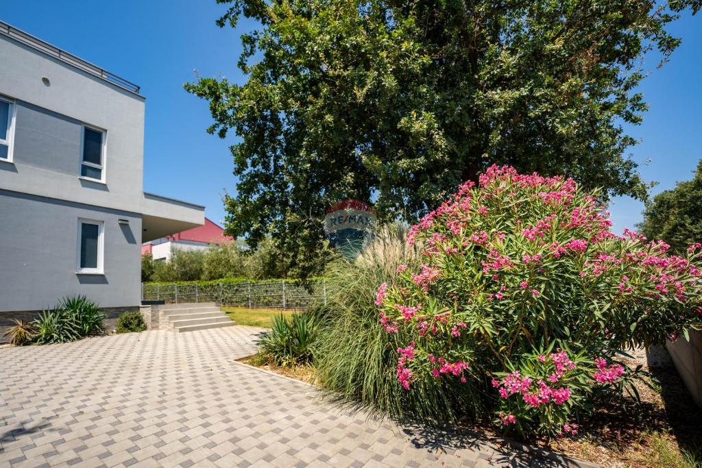 Istra,Medulin-velika moderna vila s bazenom