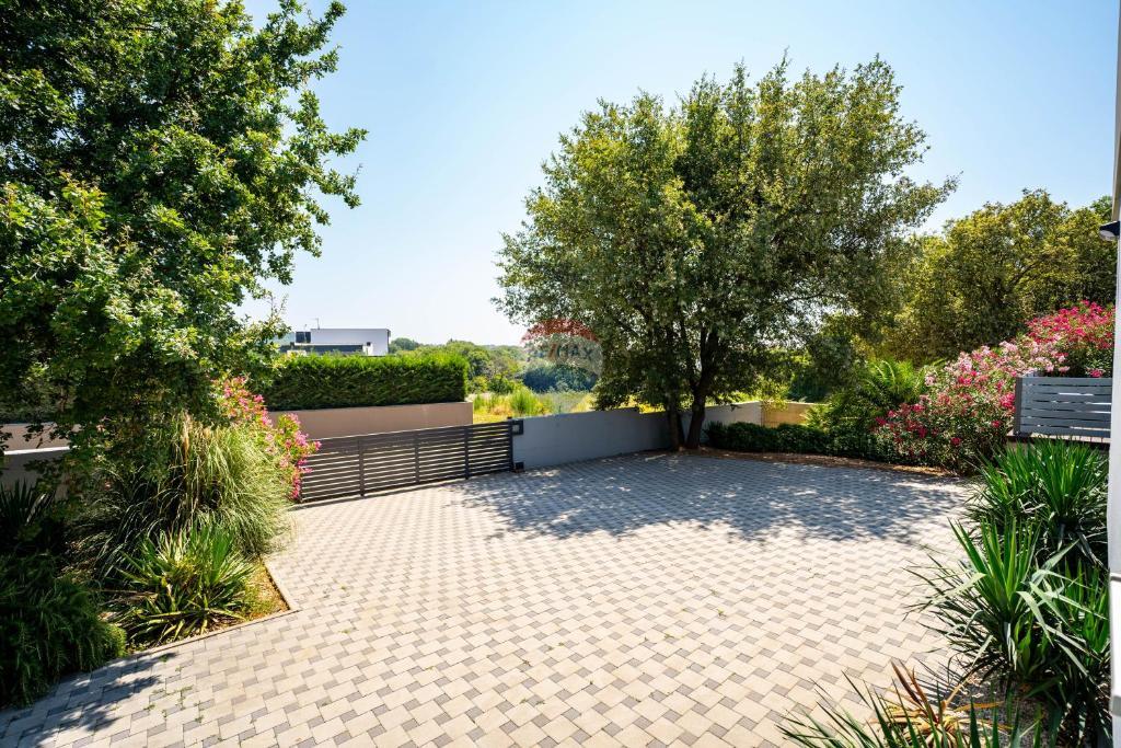 Istra,Medulin-velika moderna vila s bazenom