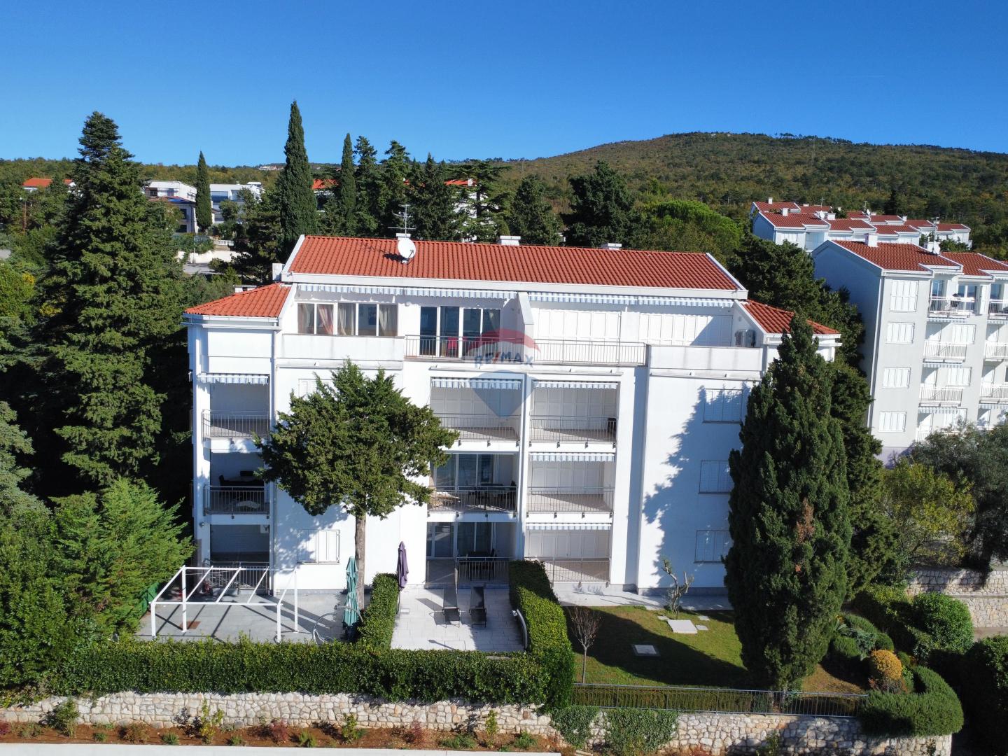  Crikvenica, Selce - četverosoban stan prvi red uz more  