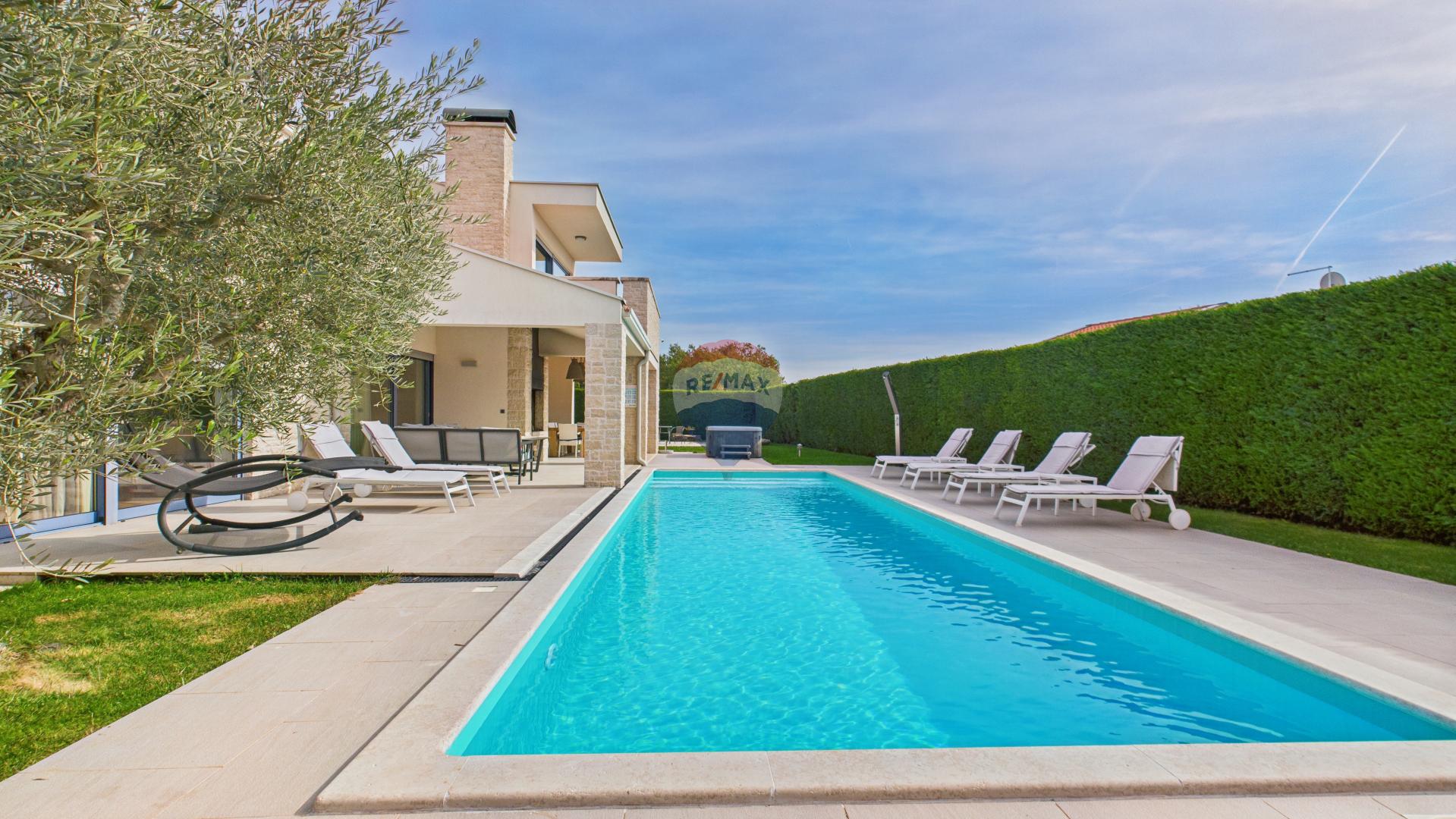 Istra, Sveti Lovreč -Moderna luksuzna kuća s bazenom i jacuzzijem na velikoj okućnici