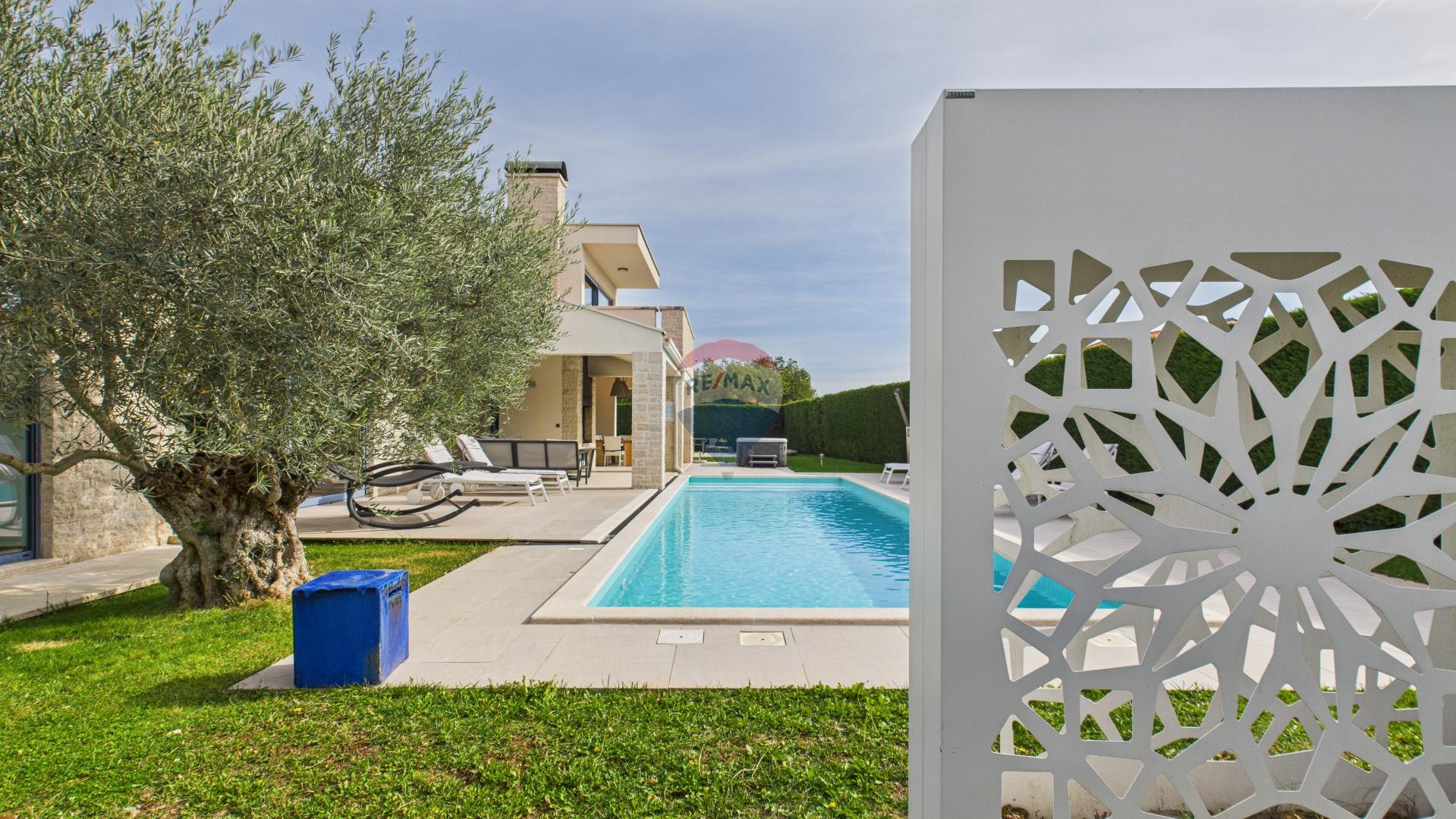 Istra, Sveti Lovreč -Moderna luksuzna kuća s bazenom i jacuzzijem na velikoj okućnici