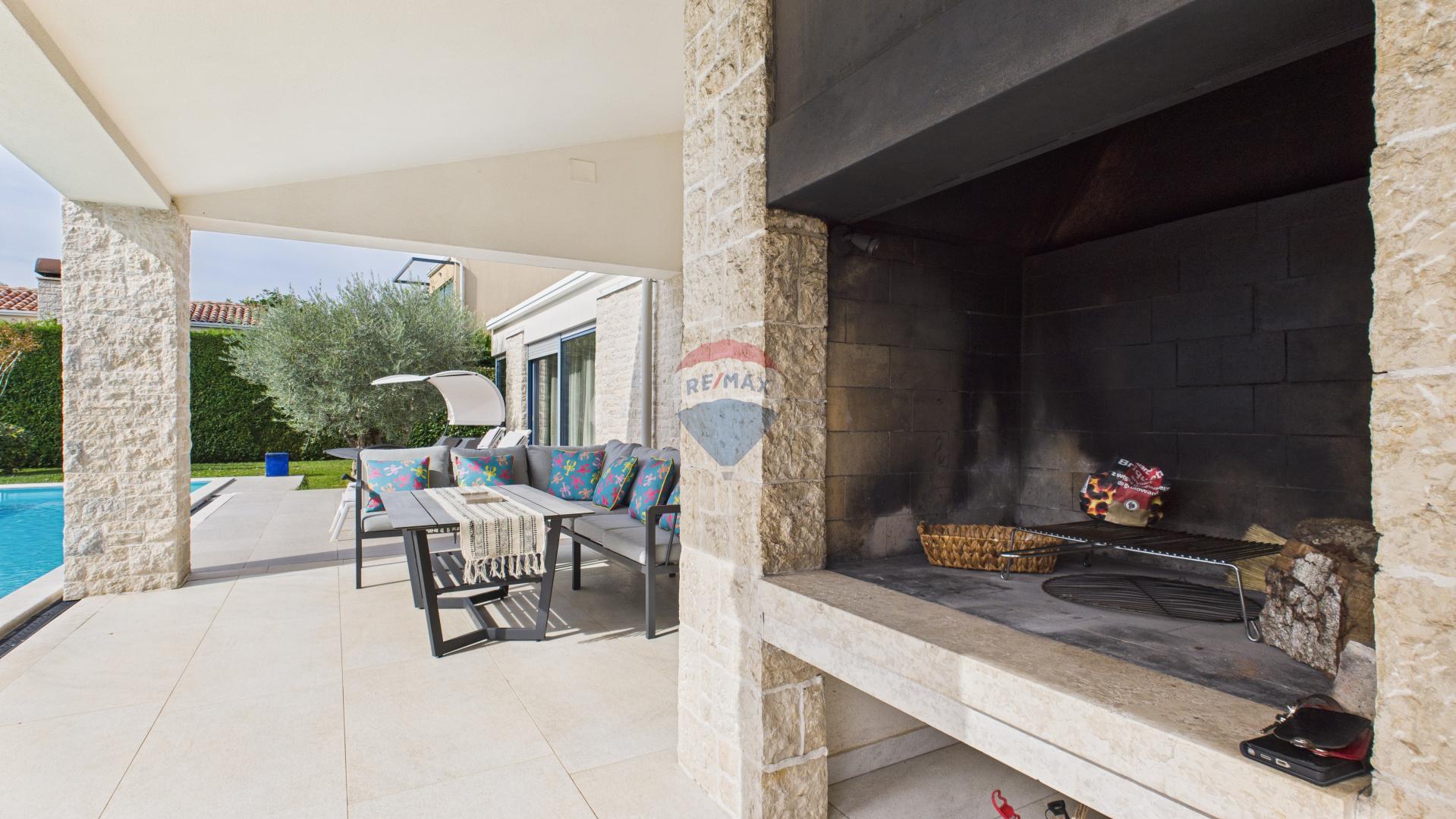 Istra, Sveti Lovreč -Moderna luksuzna kuća s bazenom i jacuzzijem na velikoj okućnici