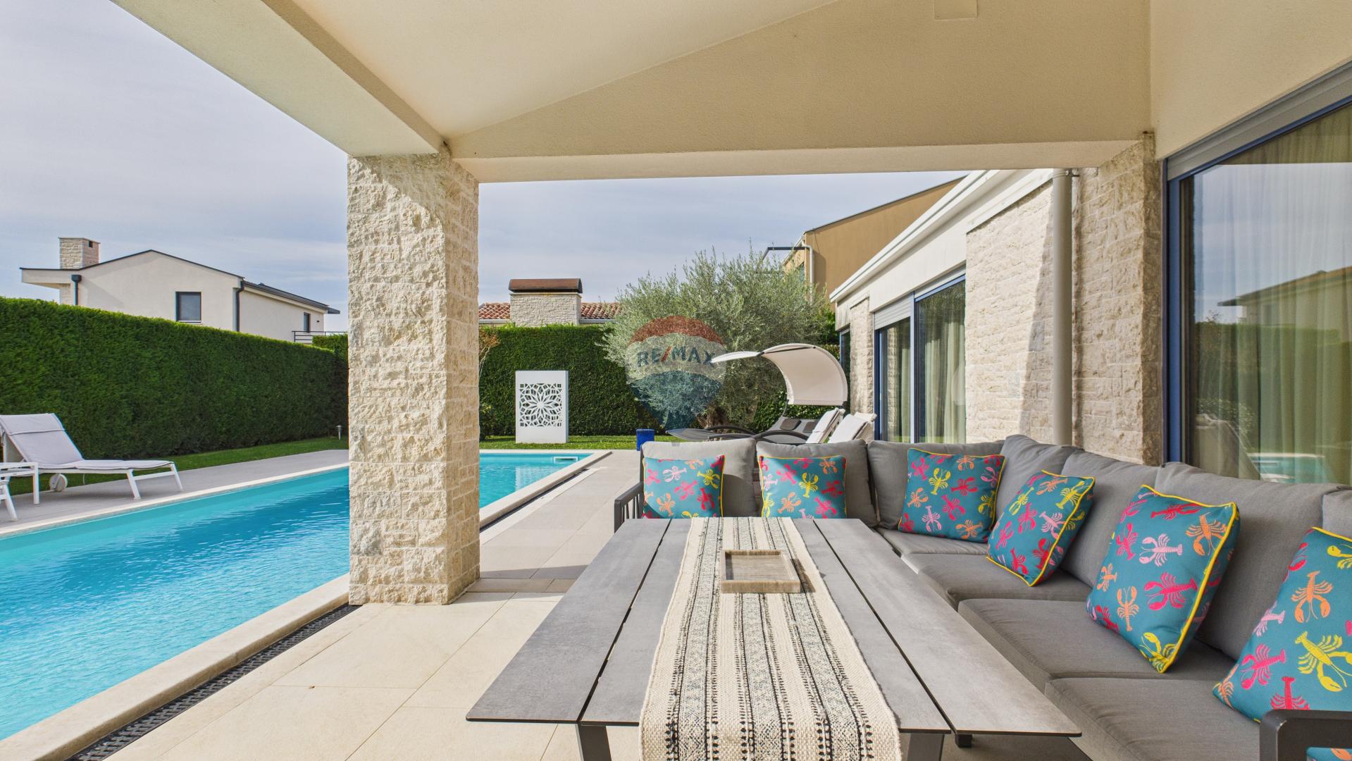 Istra, Sveti Lovreč -Moderna luksuzna kuća s bazenom i jacuzzijem na velikoj okućnici