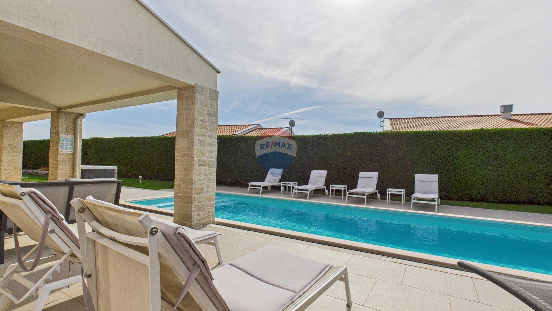 Istra, Sveti Lovreč -Moderna luksuzna kuća s bazenom i jacuzzijem na velikoj okućnici