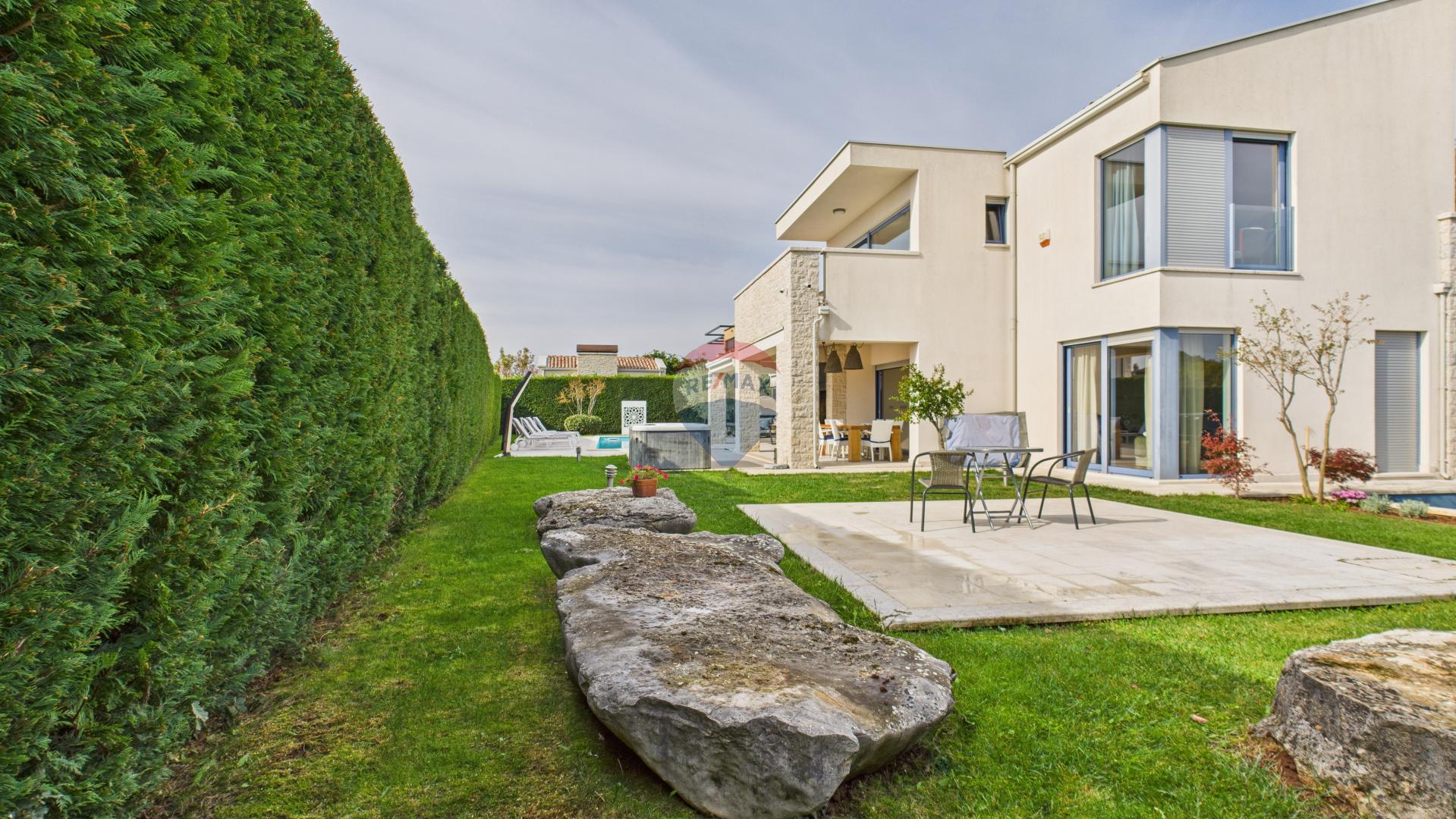 Istra, Sveti Lovreč -Moderna luksuzna kuća s bazenom i jacuzzijem na velikoj okućnici