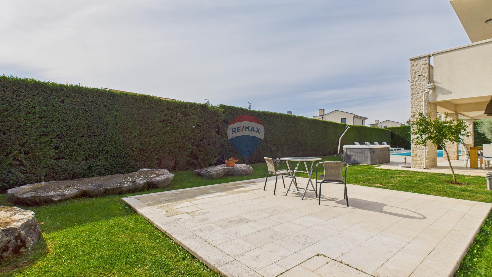 Istra, Sveti Lovreč -Moderna luksuzna kuća s bazenom i jacuzzijem na velikoj okućnici