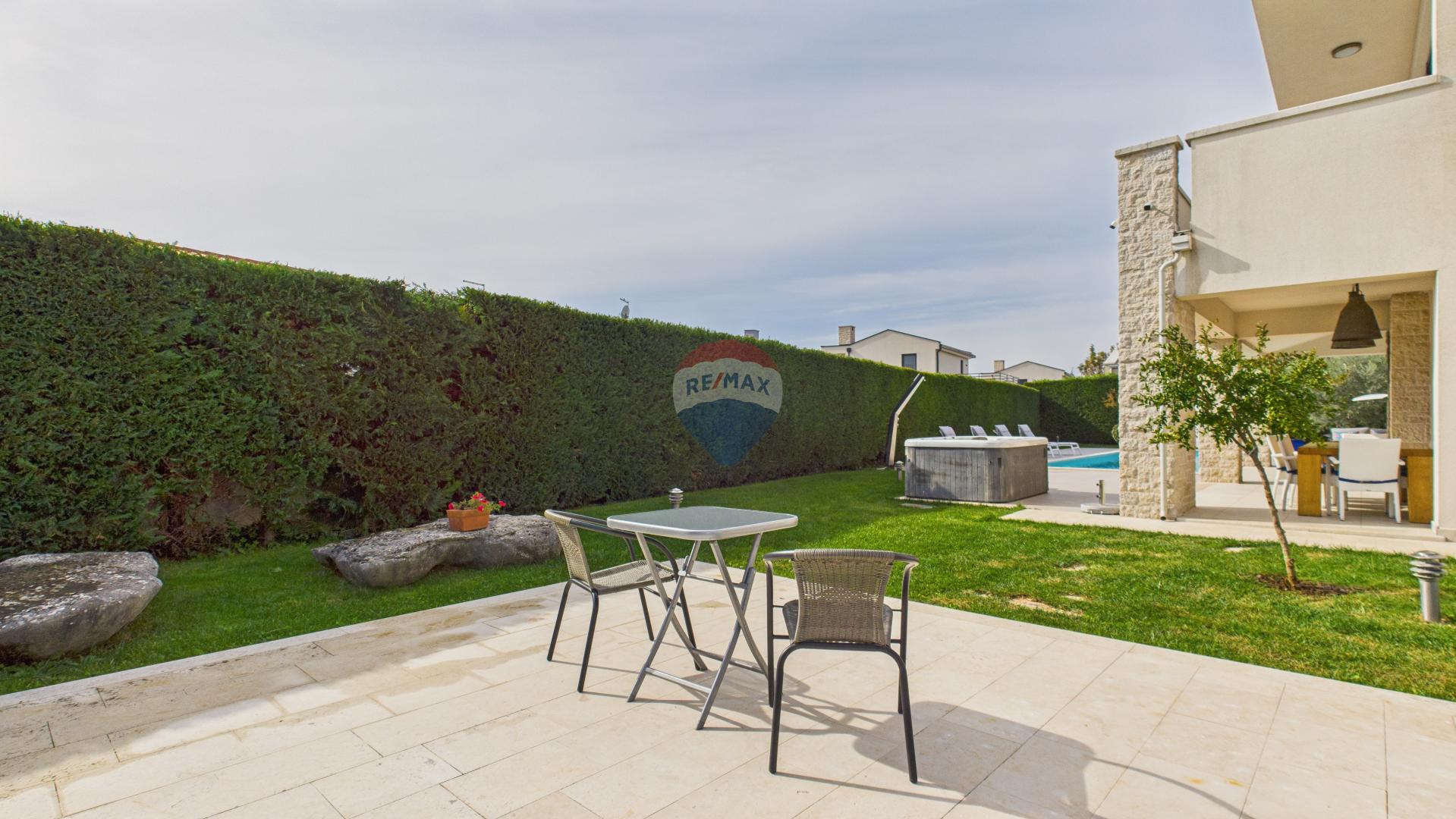 Istra, Sveti Lovreč -Moderna luksuzna kuća s bazenom i jacuzzijem na velikoj okućnici