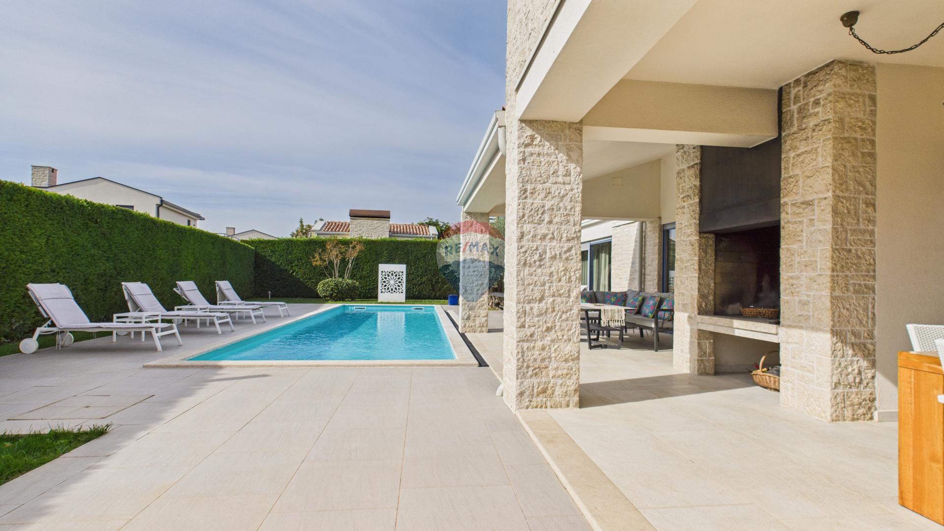 Istra, Sveti Lovreč -Moderna luksuzna kuća s bazenom i jacuzzijem na velikoj okućnici