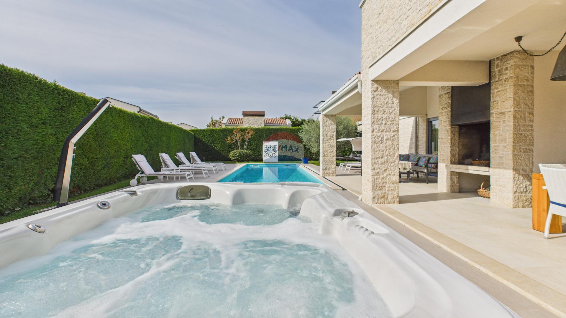 Istra, Sveti Lovreč -Moderna luksuzna kuća s bazenom i jacuzzijem na velikoj okućnici