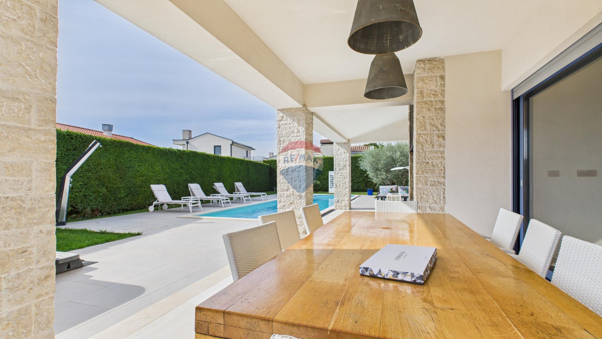 Istra, Sveti Lovreč -Moderna luksuzna kuća s bazenom i jacuzzijem na velikoj okućnici