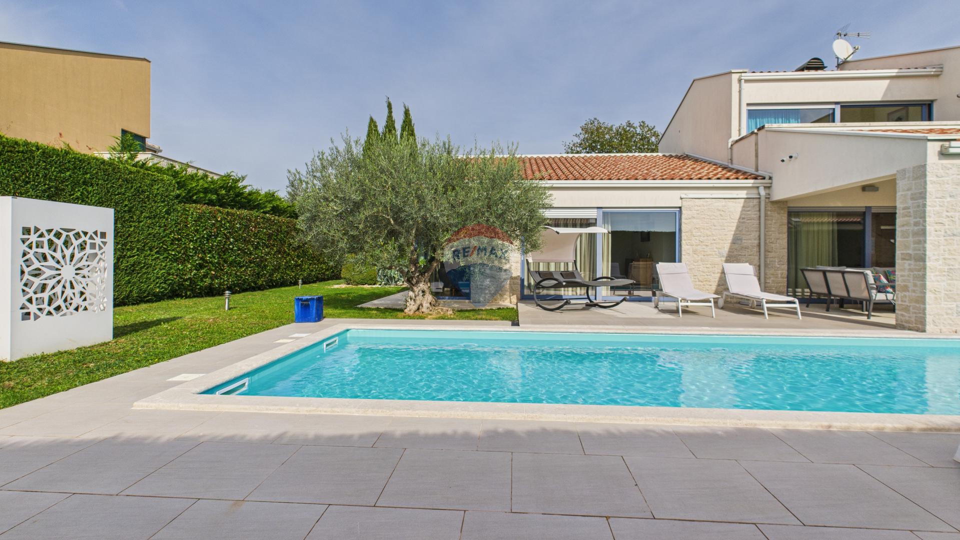 Istra, Sveti Lovreč -Moderna luksuzna kuća s bazenom i jacuzzijem na velikoj okućnici