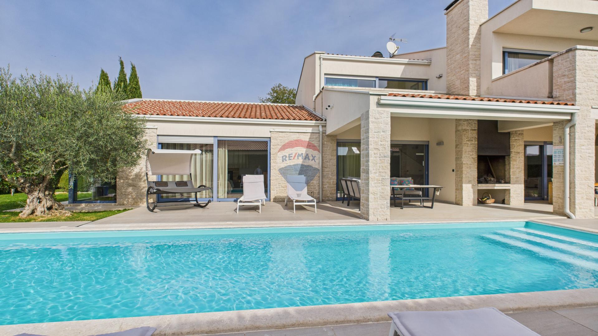 Istra, Sveti Lovreč -Moderna luksuzna kuća s bazenom i jacuzzijem na velikoj okućnici