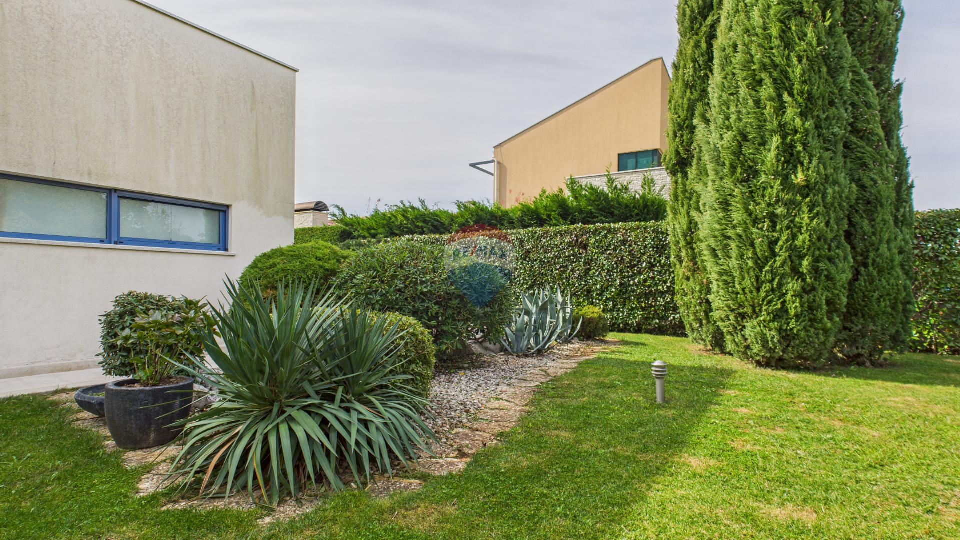 Istra, Sveti Lovreč -Moderna luksuzna kuća s bazenom i jacuzzijem na velikoj okućnici