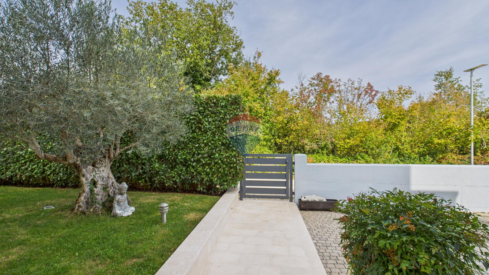 Istra, Sveti Lovreč -Moderna luksuzna kuća s bazenom i jacuzzijem na velikoj okućnici