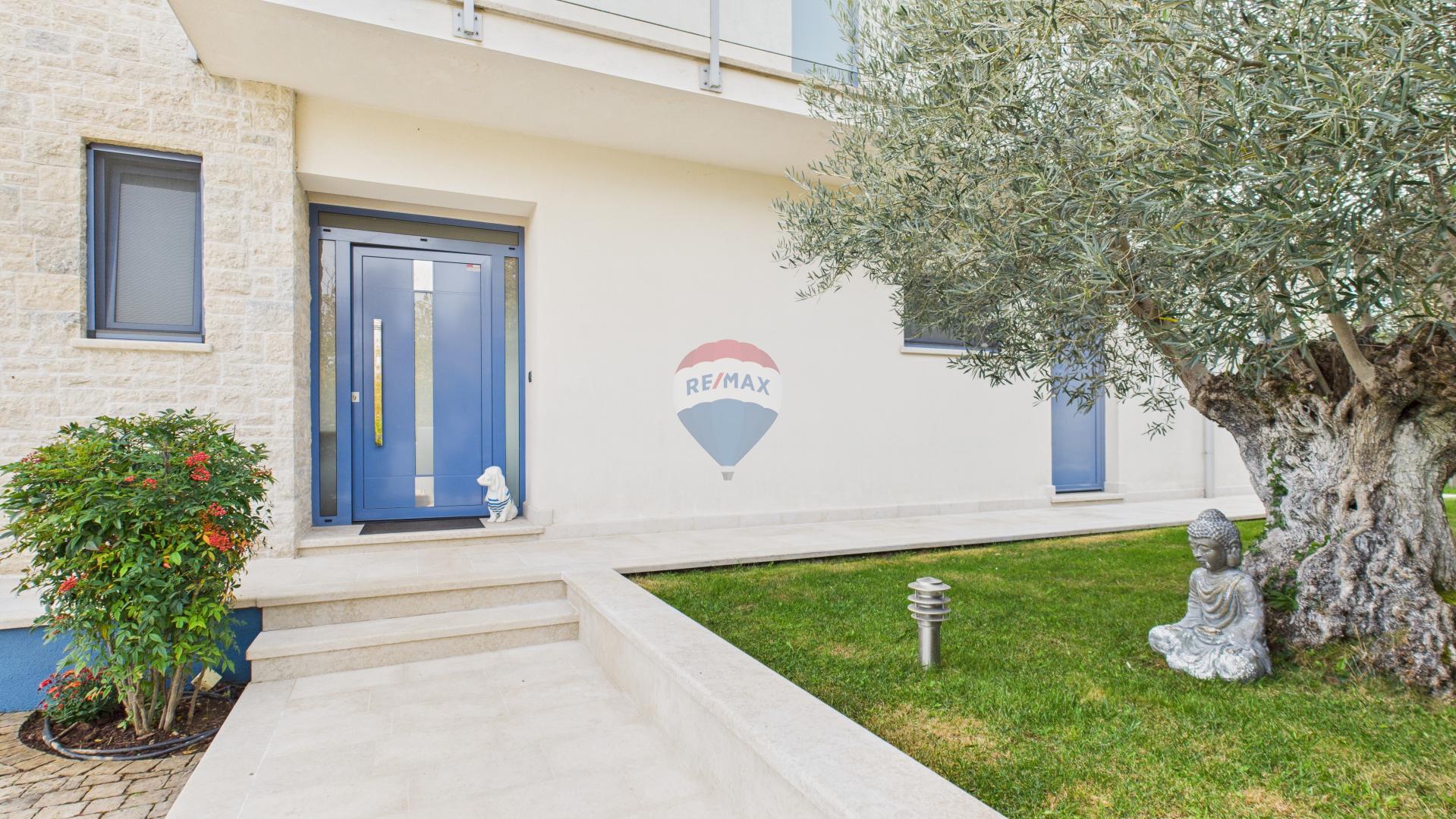 Istra, Sveti Lovreč -Moderna luksuzna kuća s bazenom i jacuzzijem na velikoj okućnici