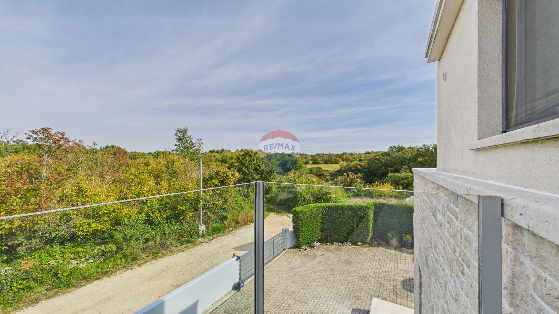 Istra, Sveti Lovreč -Moderna luksuzna kuća s bazenom i jacuzzijem na velikoj okućnici