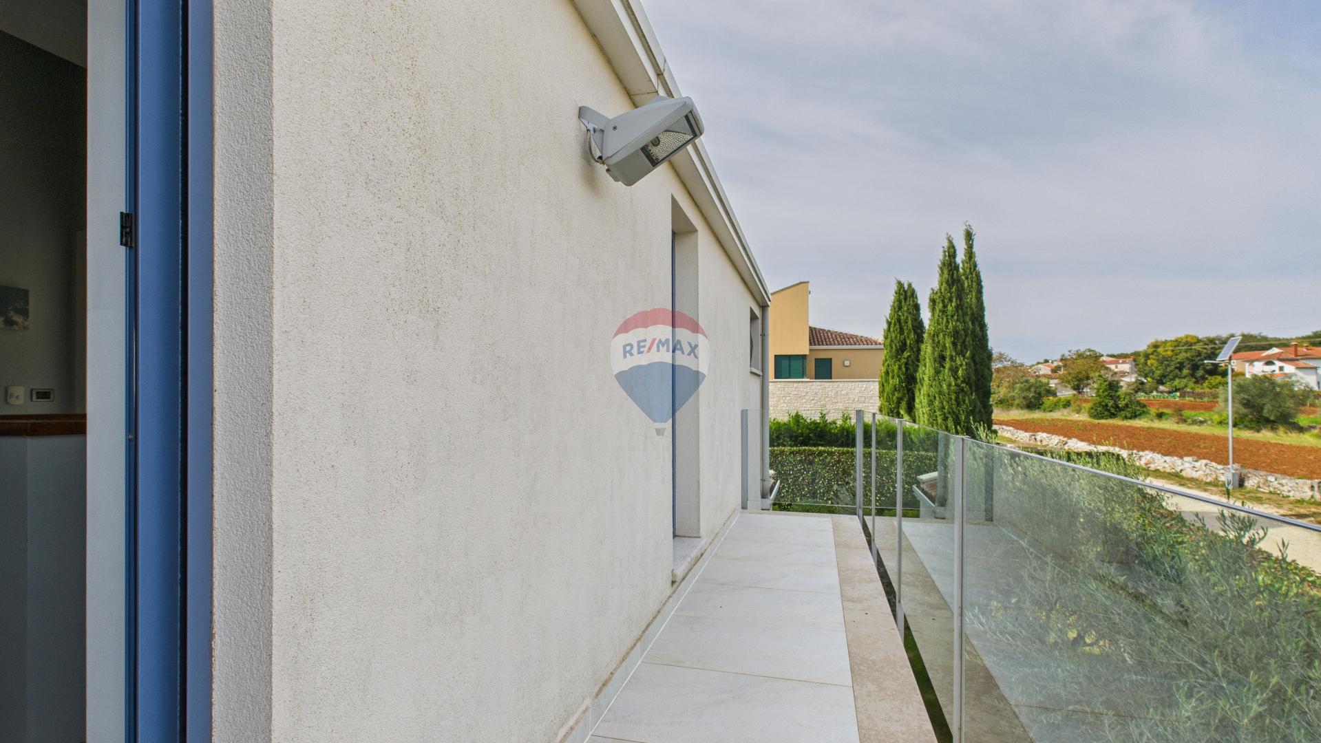 Istra, Sveti Lovreč -Moderna luksuzna kuća s bazenom i jacuzzijem na velikoj okućnici