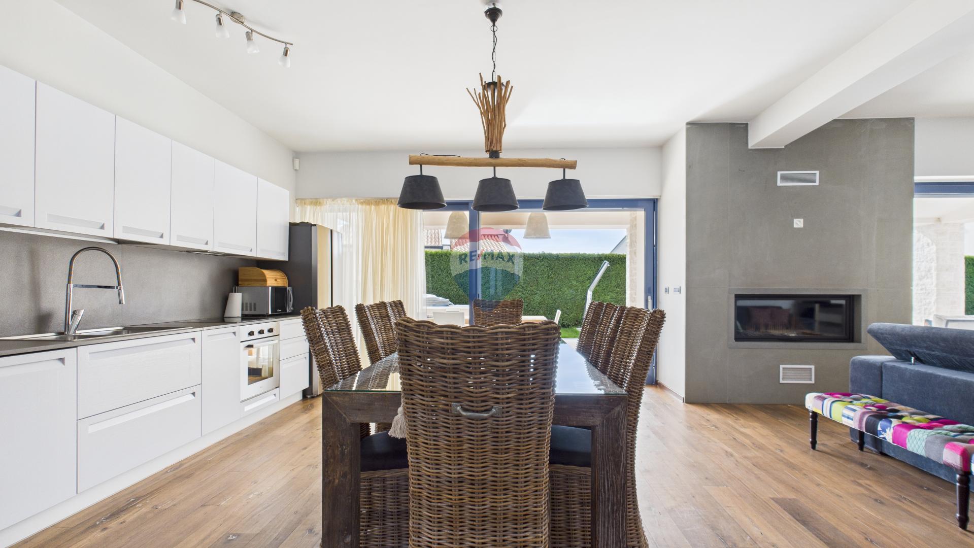 Istra, Sveti Lovreč -Moderna luksuzna kuća s bazenom i jacuzzijem na velikoj okućnici