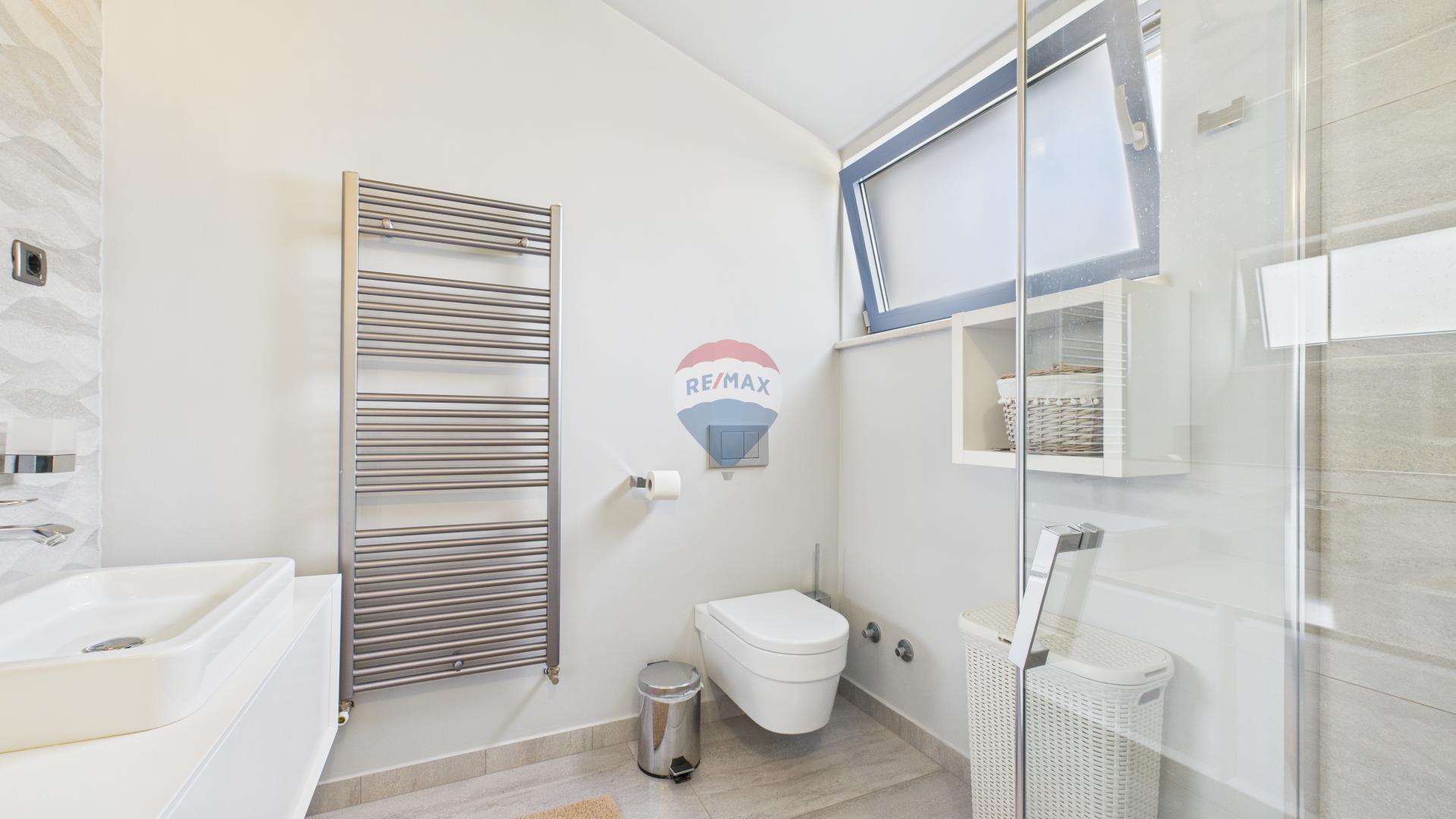 Istra, Sveti Lovreč -Moderna luksuzna kuća s bazenom i jacuzzijem na velikoj okućnici