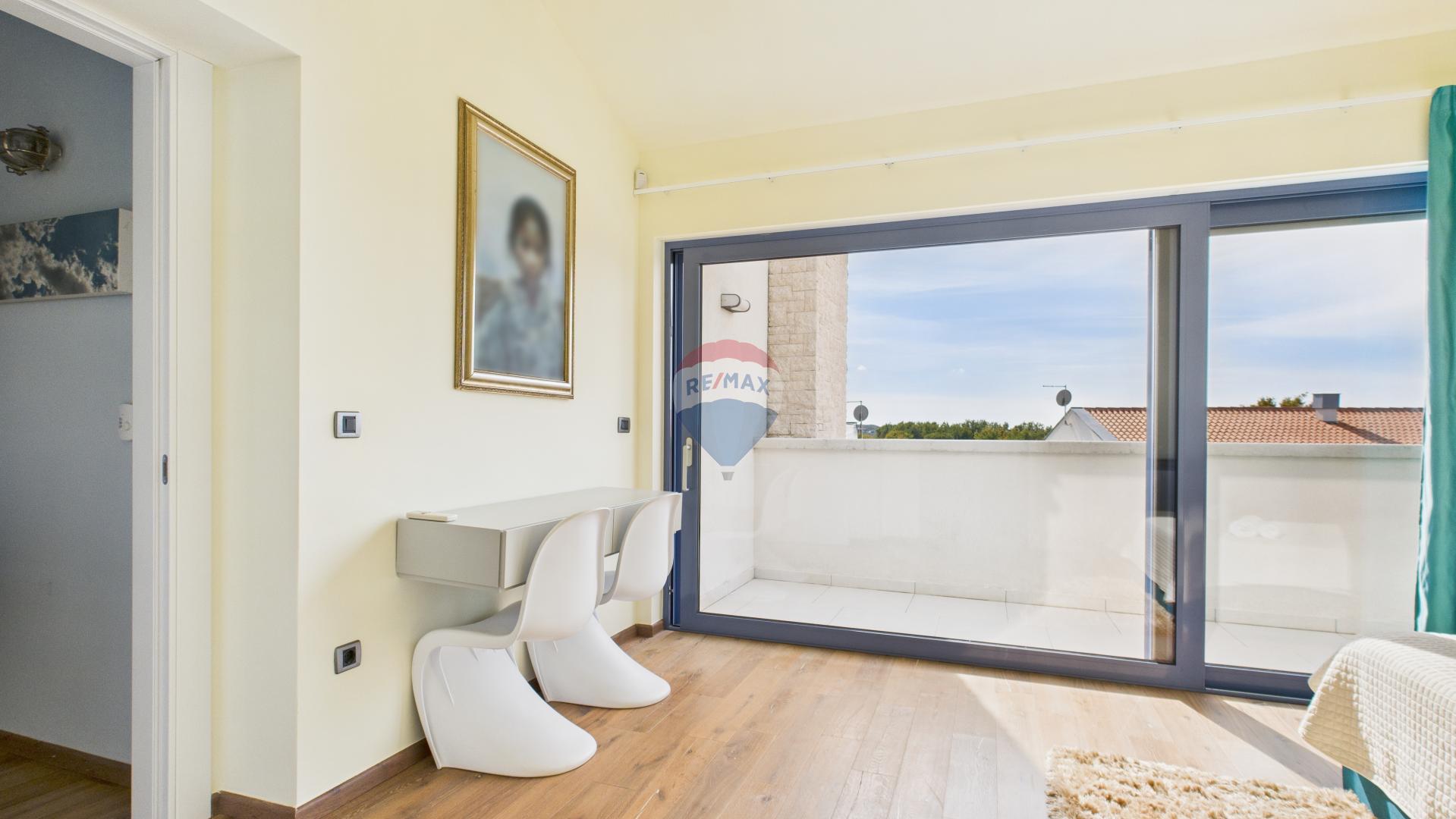 Istra, Sveti Lovreč -Moderna luksuzna kuća s bazenom i jacuzzijem na velikoj okućnici