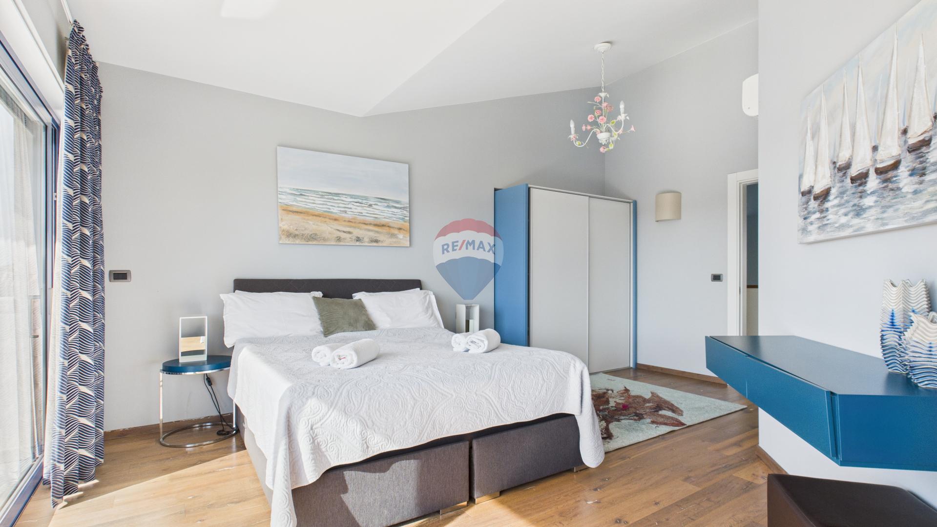 Istra, Sveti Lovreč -Moderna luksuzna kuća s bazenom i jacuzzijem na velikoj okućnici