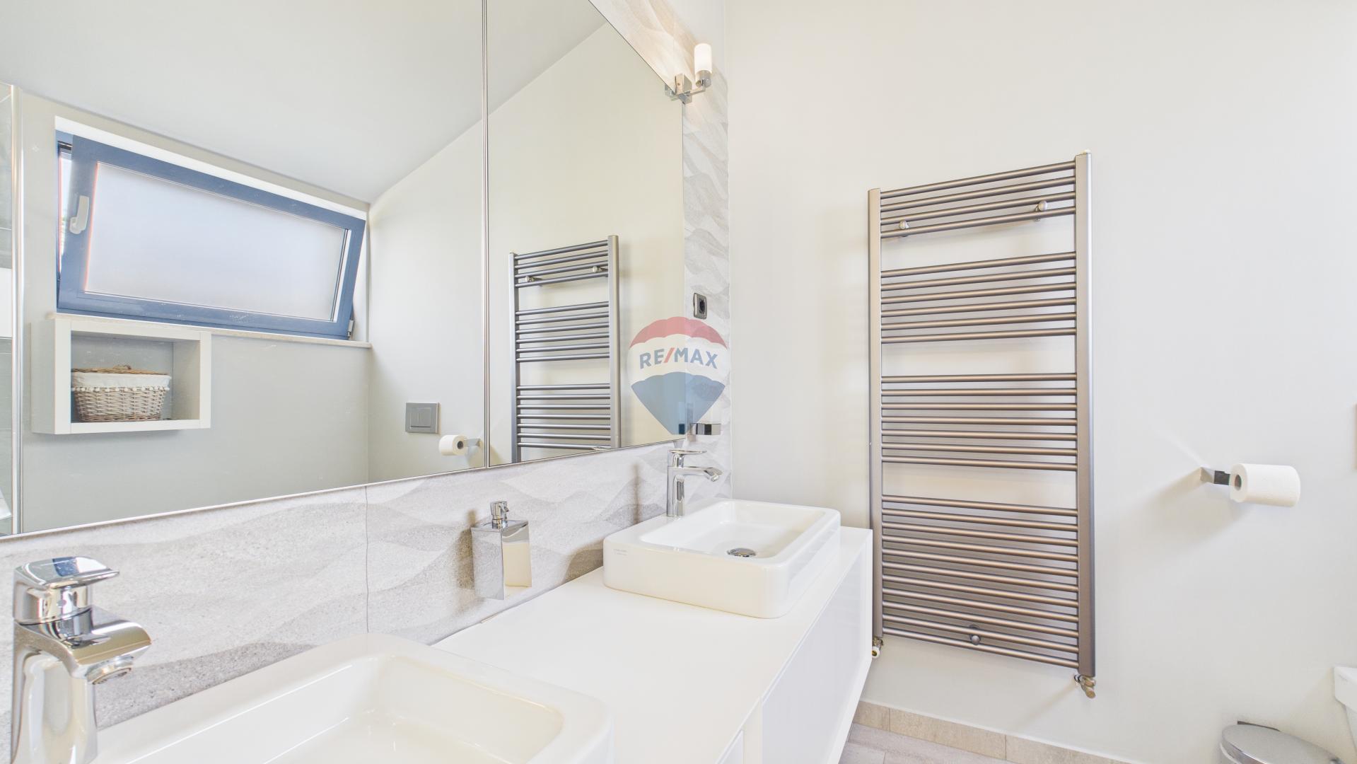 Istra, Sveti Lovreč -Moderna luksuzna kuća s bazenom i jacuzzijem na velikoj okućnici