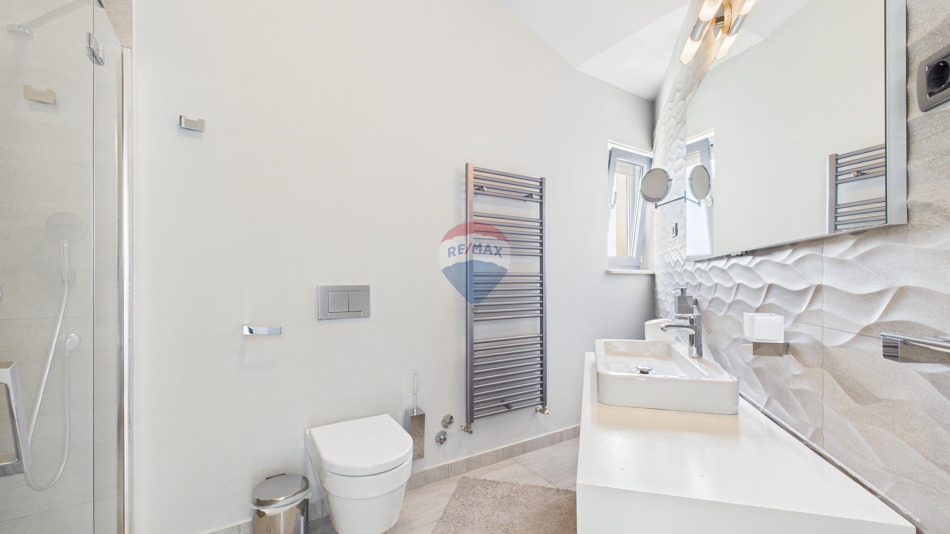 Istra, Sveti Lovreč -Moderna luksuzna kuća s bazenom i jacuzzijem na velikoj okućnici