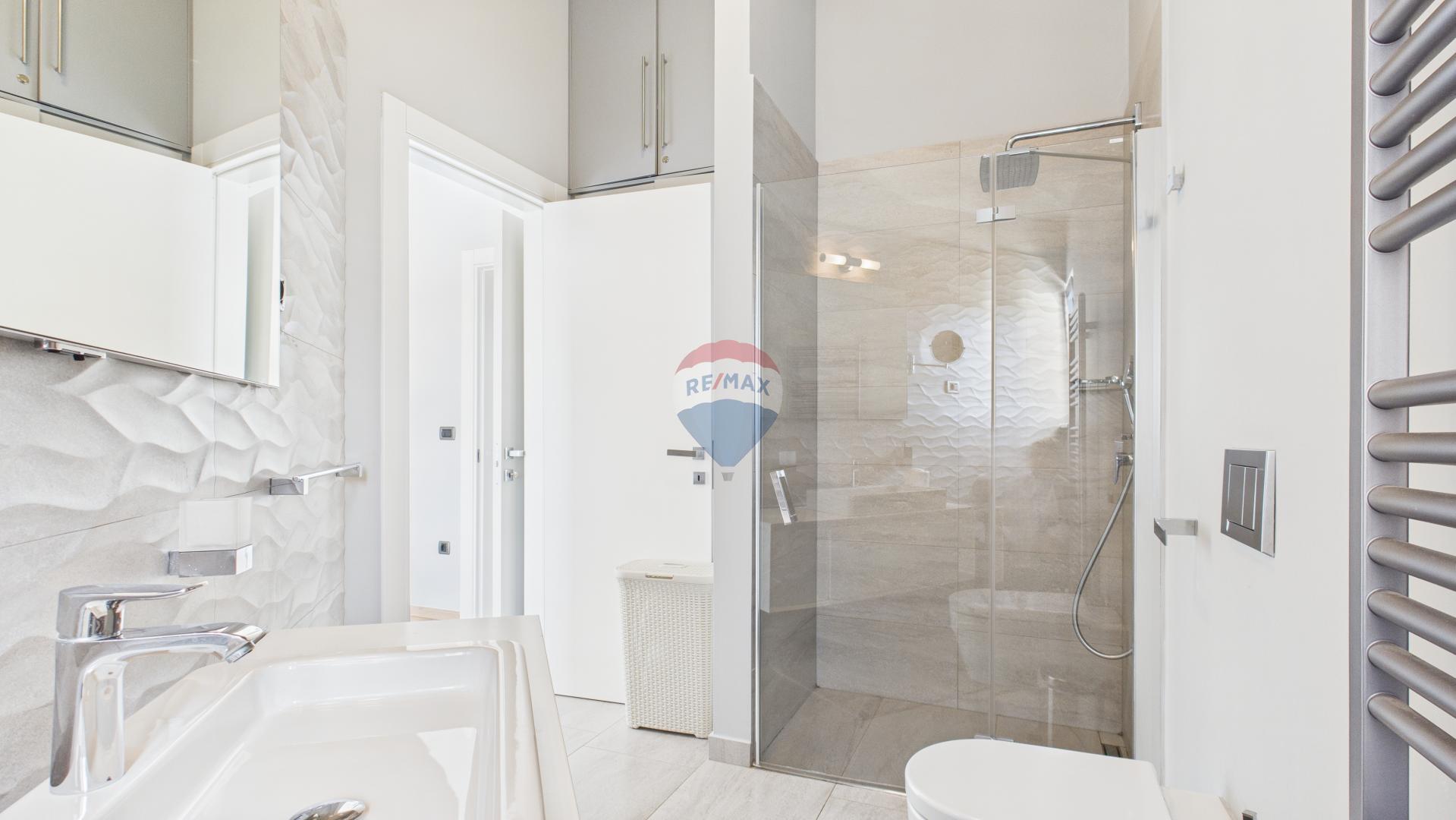 Istra, Sveti Lovreč -Moderna luksuzna kuća s bazenom i jacuzzijem na velikoj okućnici