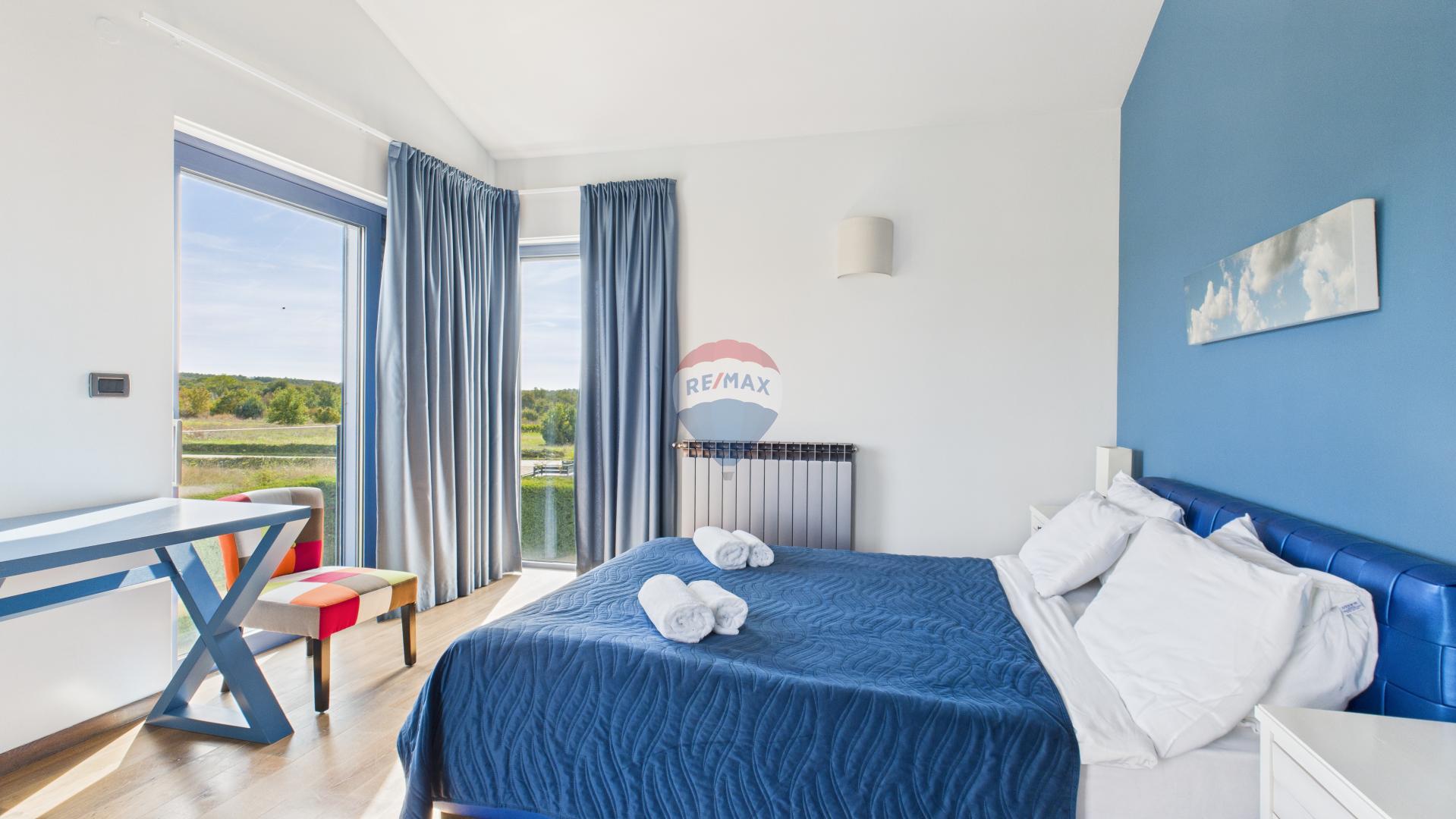 Istra, Sveti Lovreč -Moderna luksuzna kuća s bazenom i jacuzzijem na velikoj okućnici