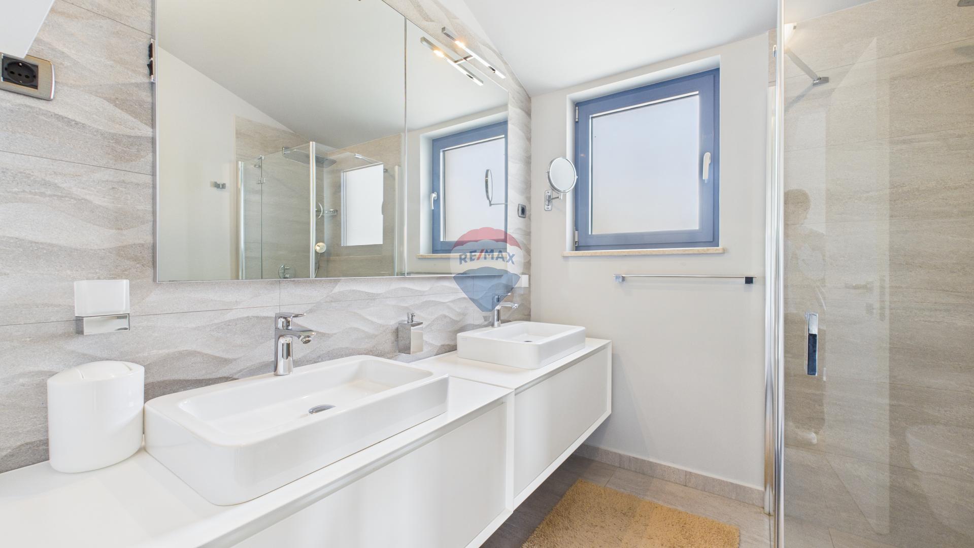 Istra, Sveti Lovreč -Moderna luksuzna kuća s bazenom i jacuzzijem na velikoj okućnici