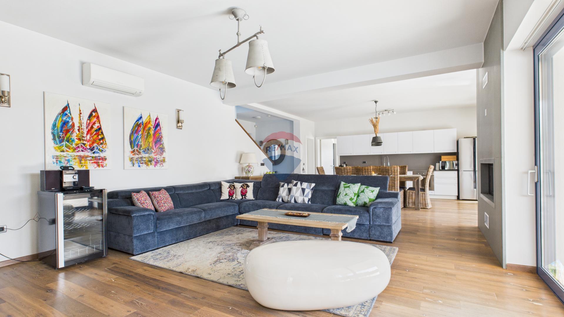 Istra, Sveti Lovreč -Moderna luksuzna kuća s bazenom i jacuzzijem na velikoj okućnici