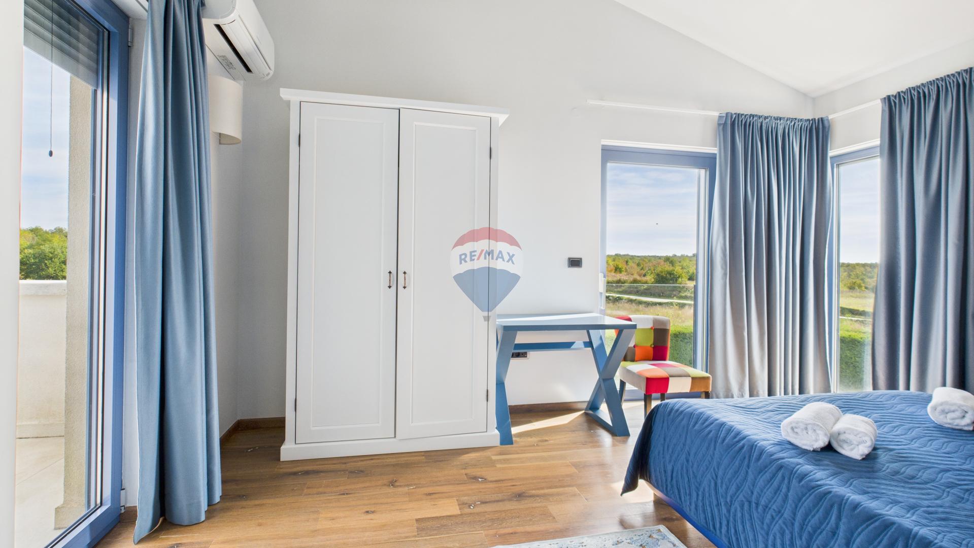 Istra, Sveti Lovreč -Moderna luksuzna kuća s bazenom i jacuzzijem na velikoj okućnici