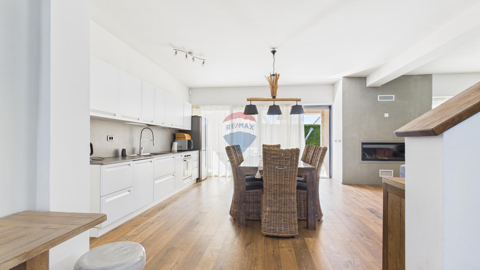 Istra, Sveti Lovreč -Moderna luksuzna kuća s bazenom i jacuzzijem na velikoj okućnici