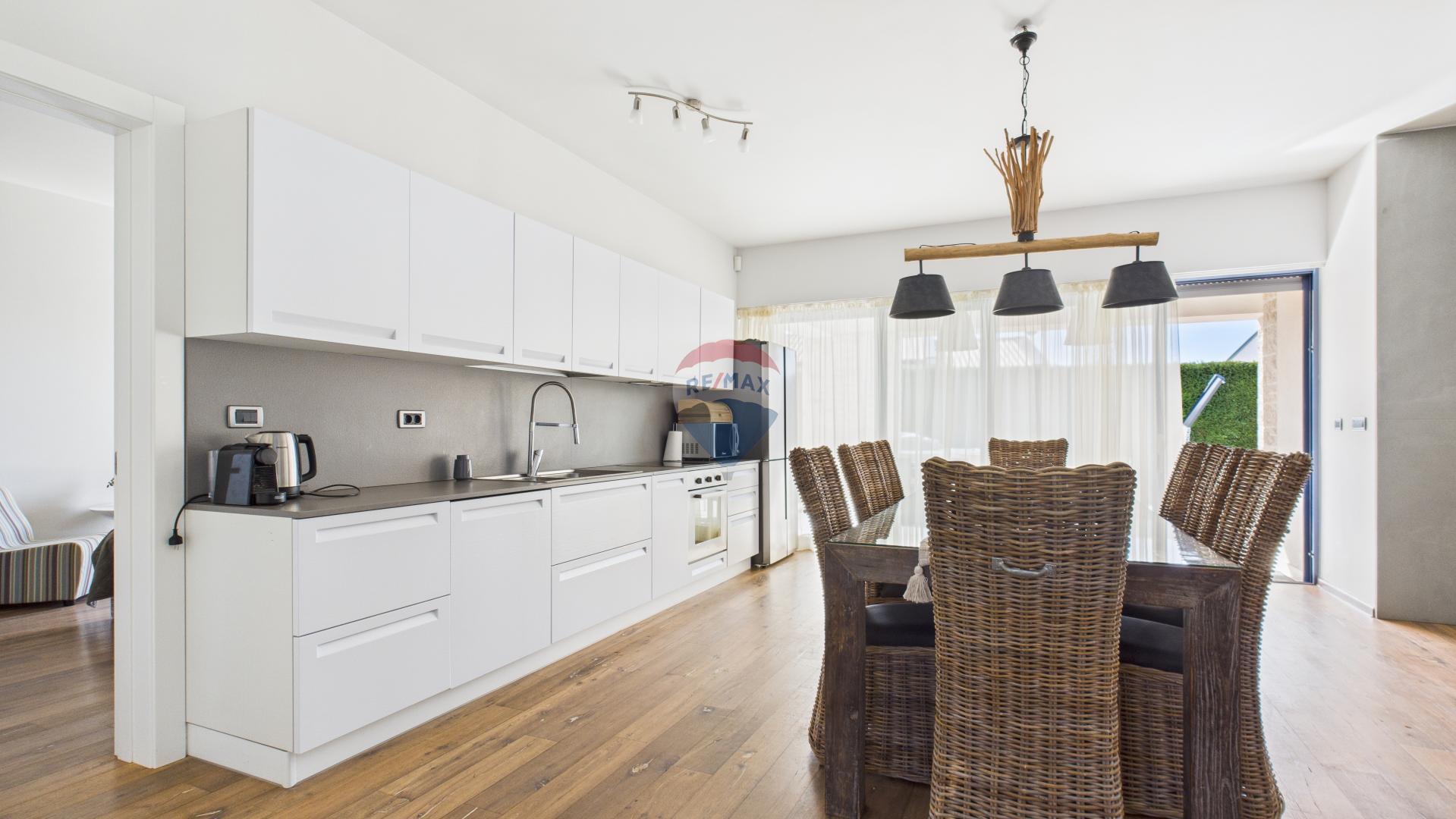 Istra, Sveti Lovreč -Moderna luksuzna kuća s bazenom i jacuzzijem na velikoj okućnici