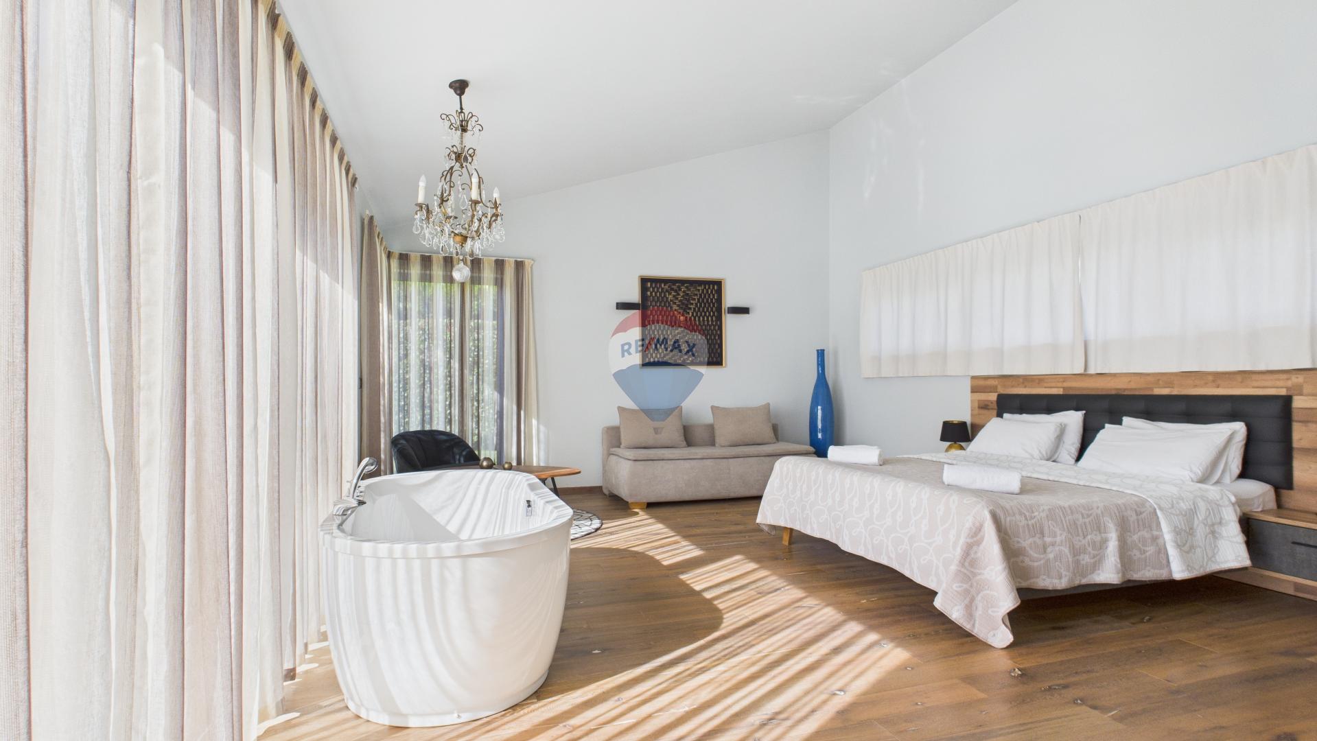 Istra, Sveti Lovreč -Moderna luksuzna kuća s bazenom i jacuzzijem na velikoj okućnici