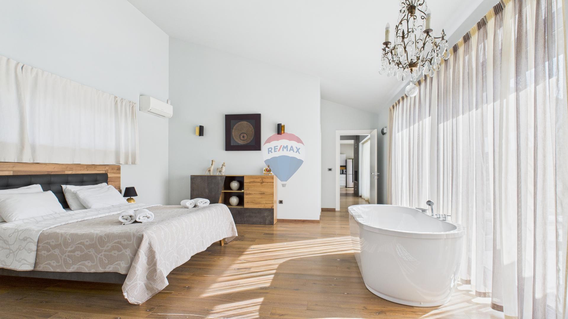 Istra, Sveti Lovreč -Moderna luksuzna kuća s bazenom i jacuzzijem na velikoj okućnici